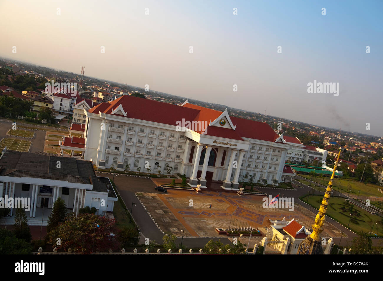 Horizontale Ansicht des Vorsitzenden des Ministerrates Büro und Regierungsgebäude aus dem Siegestor oder Patuxai in zentralen Vientiane. Stockfoto