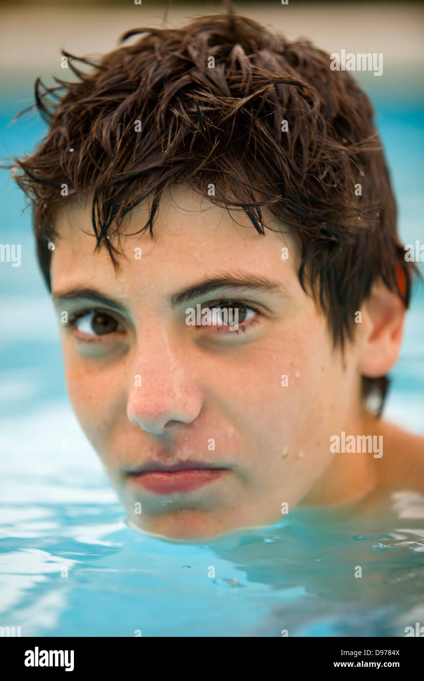 junger Teenager in einem Schwimmbad Stockfoto