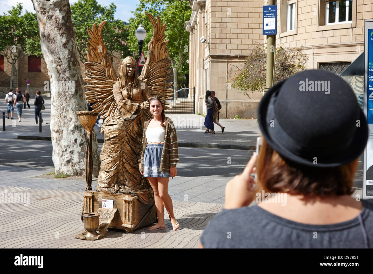 Touristen posieren für Fotos mit lebendigen Statue Straßenkünstler auf la Rambla Barcelona Katalonien Spanien Stockfoto