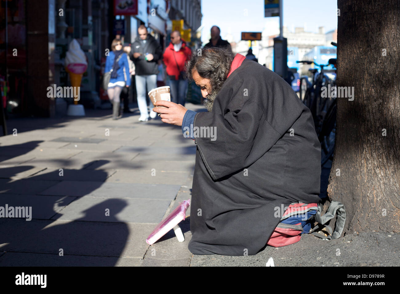 Ein Obdachloser Mann betteln um Geld auf den Straßen von Dublin, Irland Stockfoto