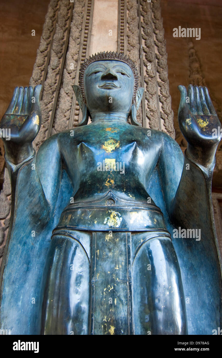 Vertikale Nahaufnahme von einer riesigen Buddha-Statue am Eingang des Wat Ho Phra Keo oder der Tempel des Smaragd-Buddha in Vientiane. Stockfoto