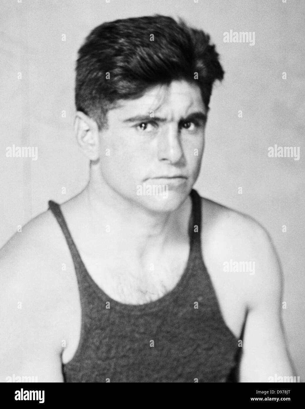 Vintage-Foto des argentinischen Boxers Luis Angel Firpo (1894 – 1960). Firpo, bekannt als „The Wild Bull of the Pampas“, forderte den berühmten Champion Jack Dempsey 1923 in einem dramatischen Slugfest für den Schwergewichtswelttitel heraus, bei dem er Dempsey in der ersten Runde aus dem Ring klopfte/stieß, bevor er in der zweiten Runde von Dempsey geschlagen wurde. Stockfoto