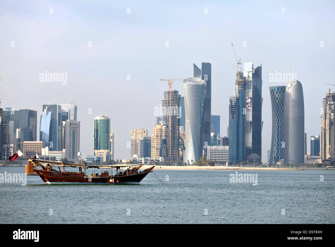 Dhaus ankern Side-by-Side in Doha Bucht, vor der stetig aufstrebenden Stadt Skyline mit kürzlich fertig gestellten Türmen Stockfoto