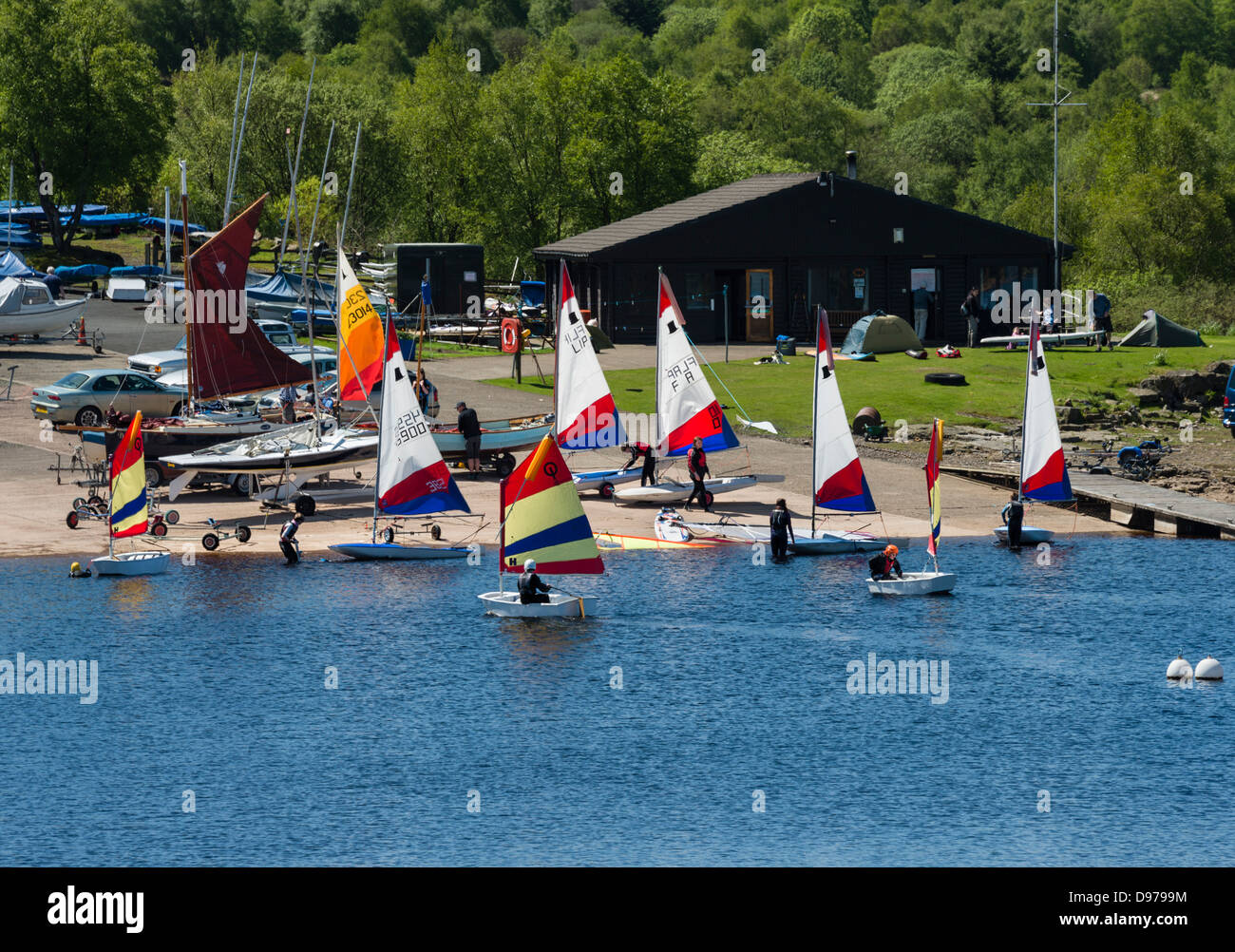 Jugendliche lernen, Kenntnisse im Segeln in der Nähe der Anlegestelle in Kielder Water Sailing Club Stockfoto