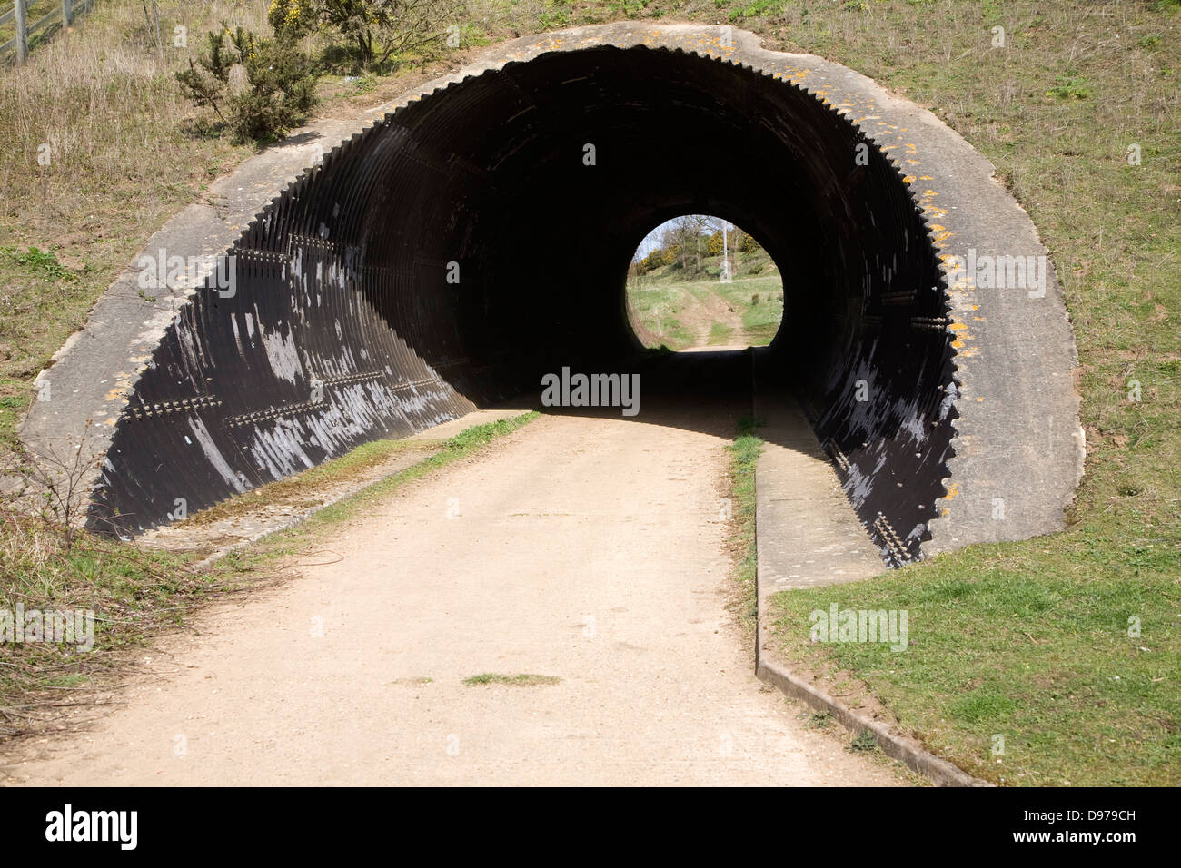 Durch Tunnel, gesäumt von Wellblech mit Licht am Ende anzeigen Stockfoto