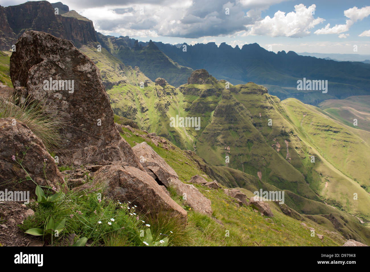 Blick vom Organ Pipes Passhöhe, Ukhahlamba Drakensberg Park, Südafrika Stockfoto