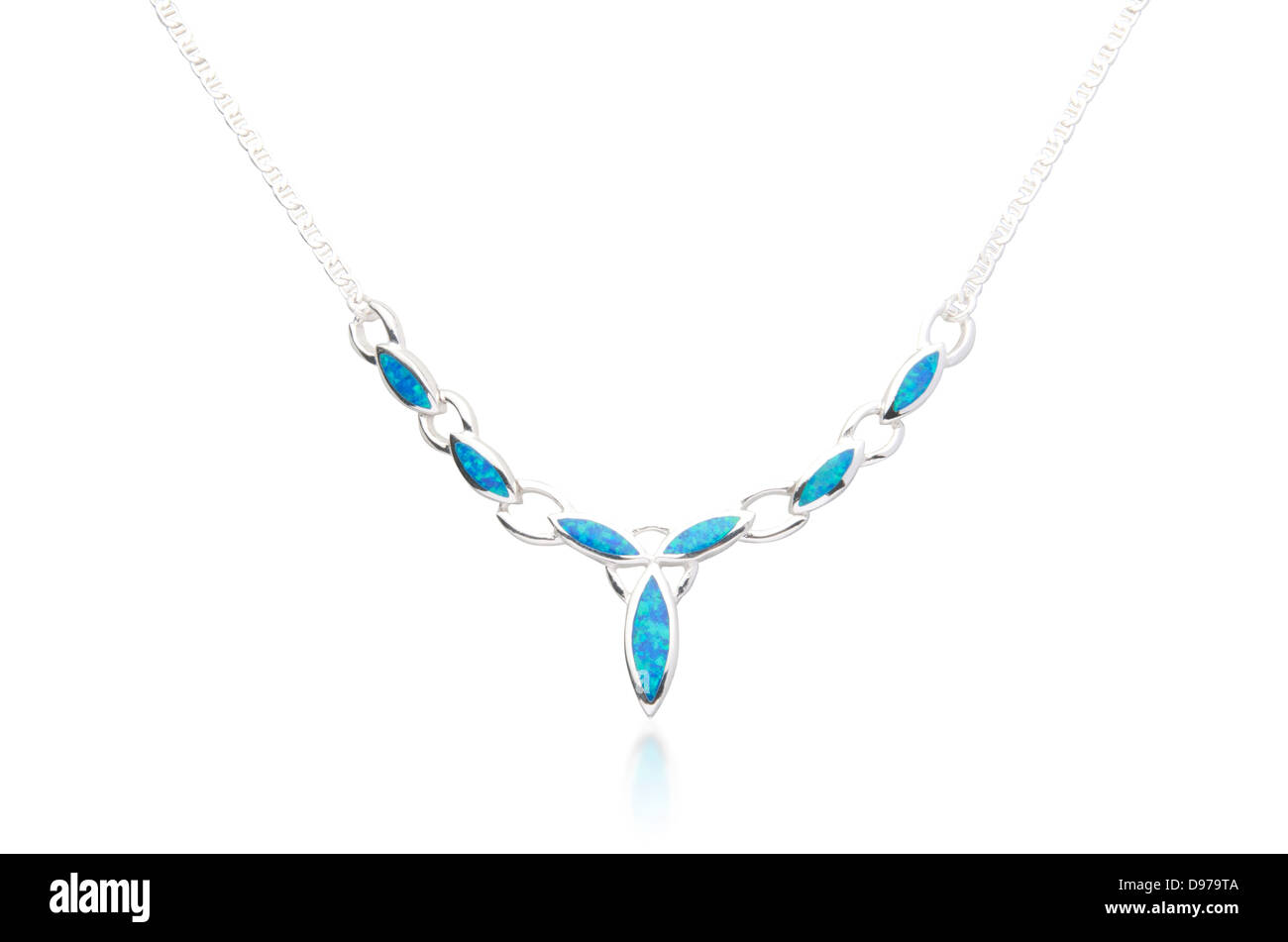 Halskette mit Türkis isoliert auf weißem Hintergrund geschmückt Stockfoto