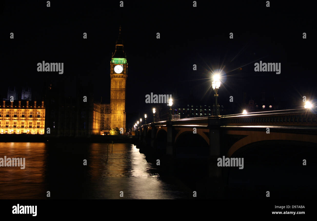 eine Nachtaufnahme der Westminster Bridge und Houses of Parliament. Stockfoto