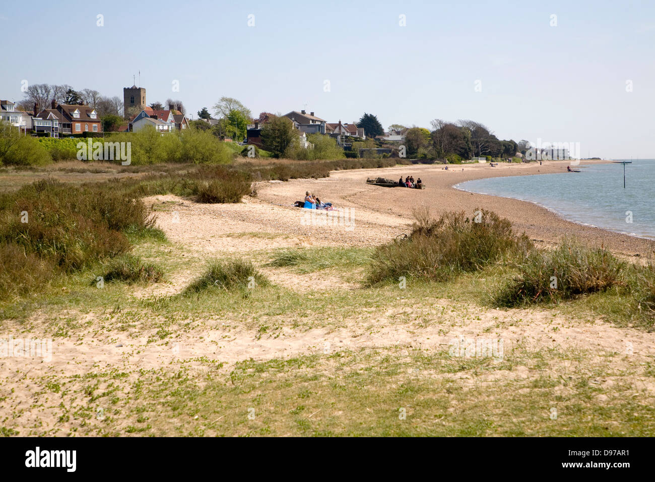Sandigen Strand und Dorf West Mersea, Mersea Island, Essex, England Stockfoto