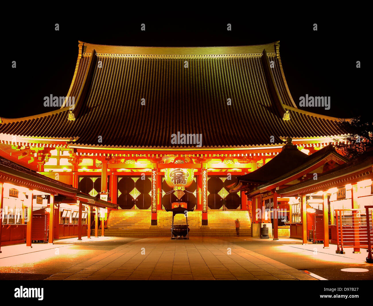 Haupthalle des Senso-Ji Tempel nachts beleuchtet Stockfoto