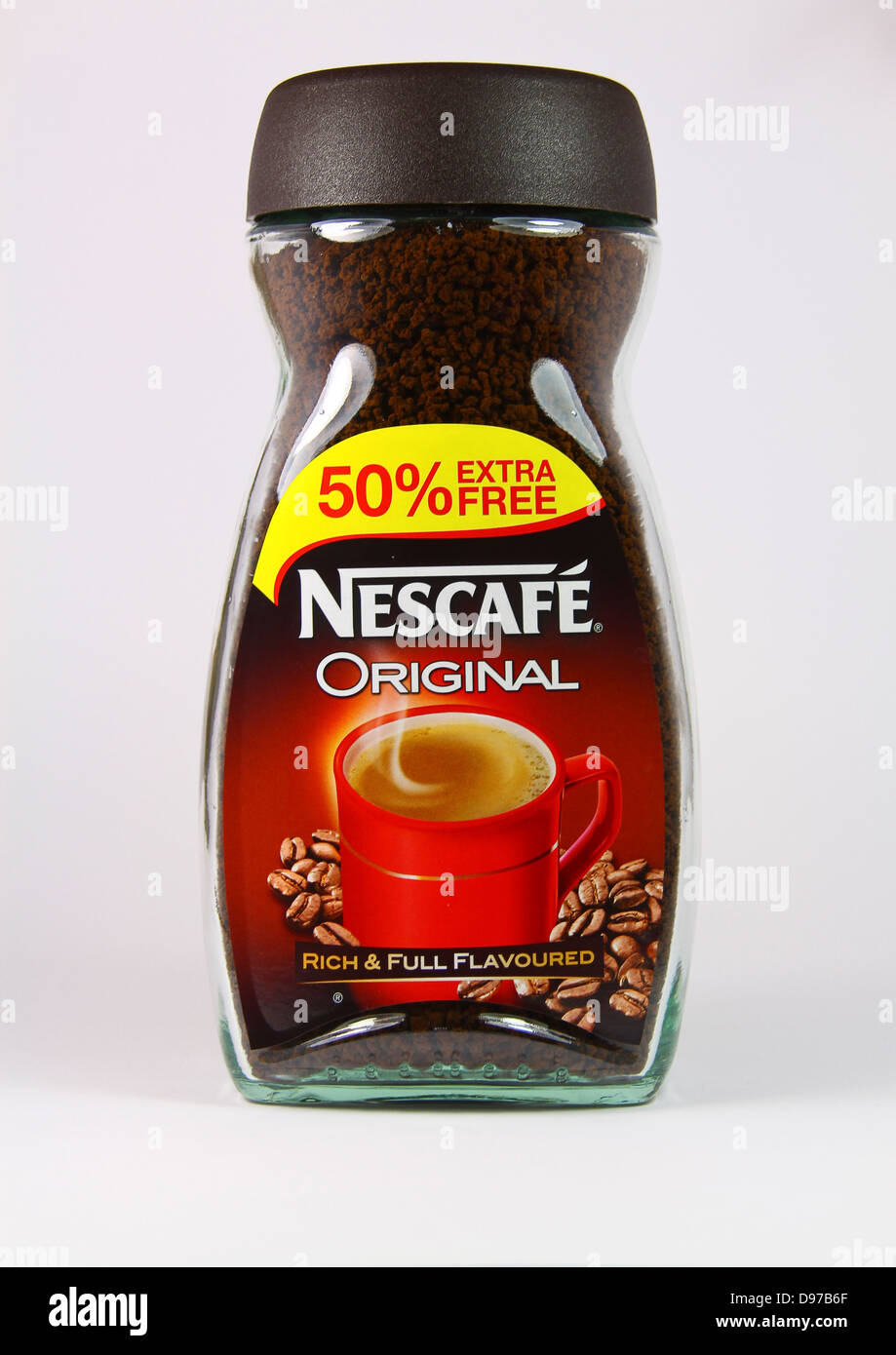 Glas mit Nescafe instant Kaffee Granulat Stockfoto