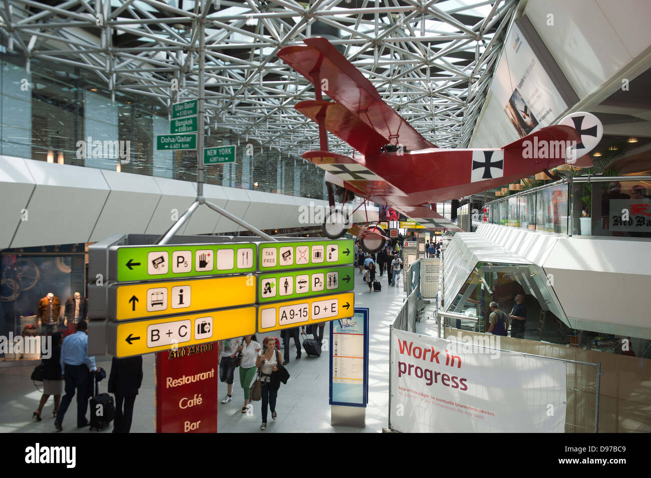 Passagiere und Besucher Fuß über ein Terminal am Flughafen Tegel in Berlin, Deutschland, 13. Juni 2013. Das Unternehmen Flughafen Berlin Brandenburg GmbH, gab eine Pressekonferenz über die Finanzlage des Unternehmens am selben Tag. Foto: MAURIZIO GAMBARINI Stockfoto