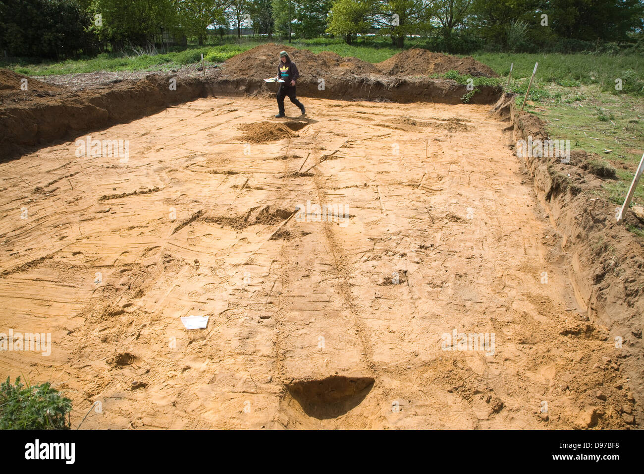 Archäologen entdecken prähistorische Feld Grenze Graben bei den Ausgrabungen auf neues Baugrundstück, Shottisham, Suffolk, England Stockfoto