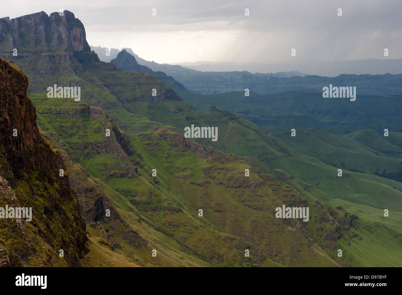 Blick vom Zwillinge Höhle, Ukhahlamba Drakensberg Park, Südafrika Stockfoto