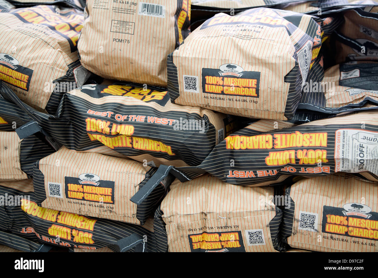 Aufgetürmt Taschen von Mesquite Klumpen Kohle, UK Stockfoto
