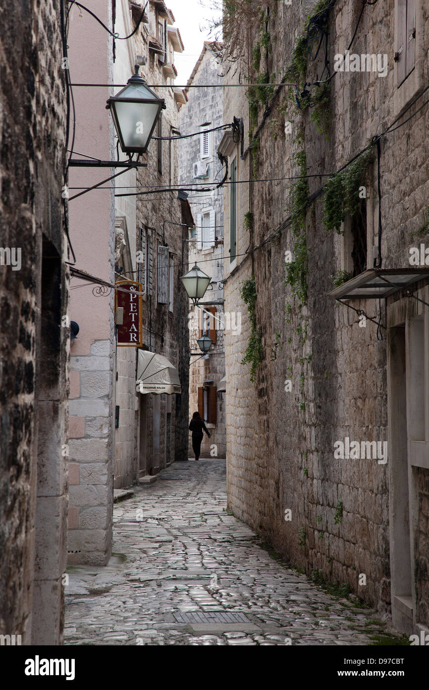 Gasse in Trogir, Kroatien. Stockfoto