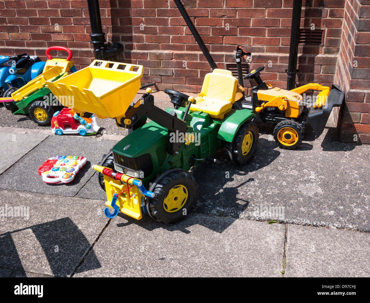 Jungen Spielzeug im Garten, UK. Stockfoto
