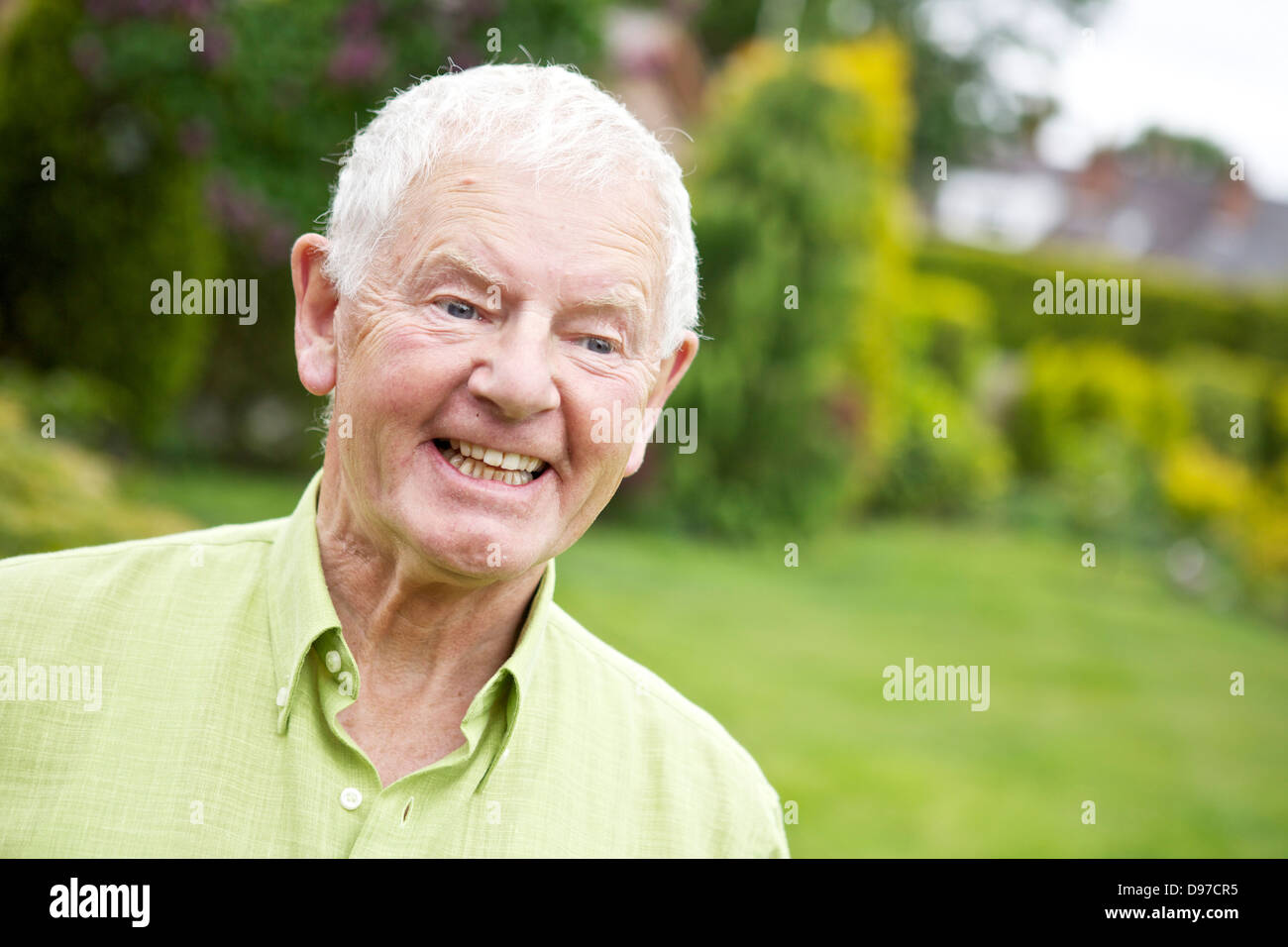 Siebziger Jahre Mann aktiven Ruhestand Lifestyle grinsend Stockfoto