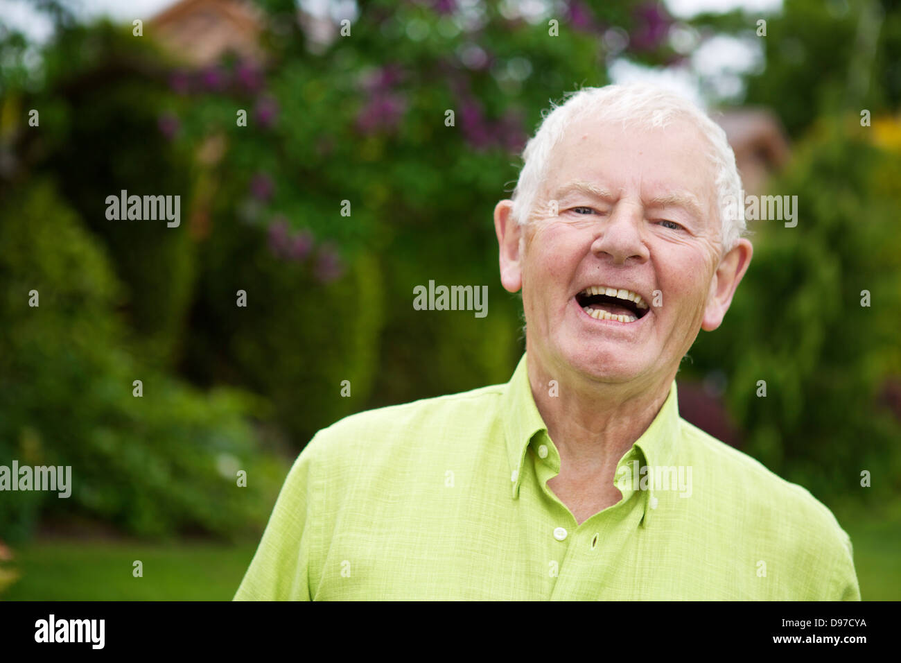 Siebziger Jahre Mann aktiven Ruhestand Lifestyle lachen Stockfoto
