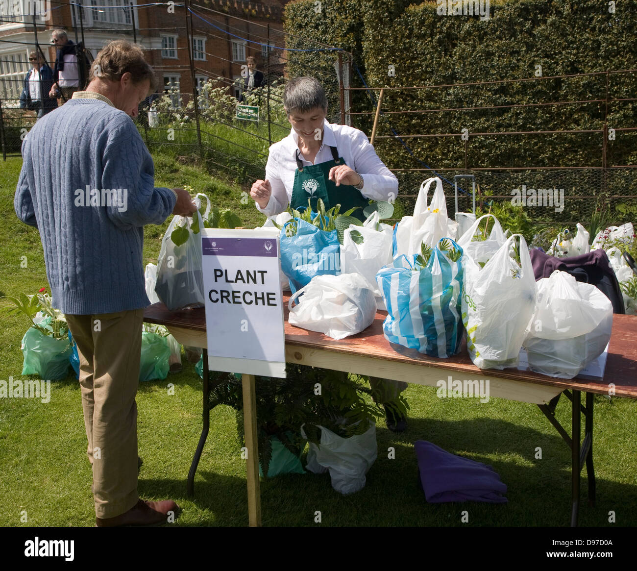 Pflanze-Kinderkrippe betreuen gekauften Pflanzen im Garten und Pflanze Ereignis am Helmingham Halle, Suffolk, England Stockfoto