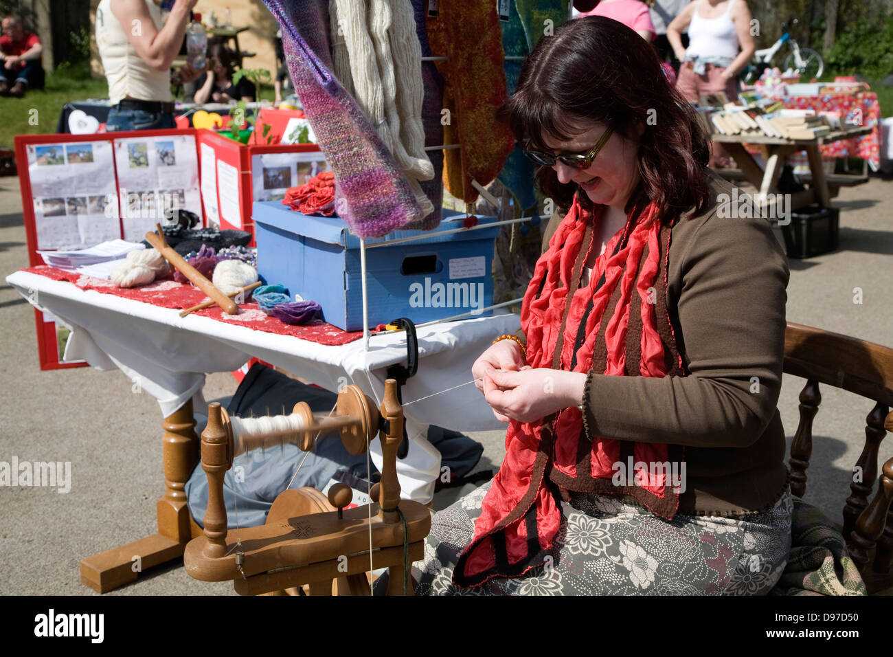 Frau zeigt traditionelle Spinnerei an ein Land Handwerk Event, Shottisham, Suffolk, England Stockfoto