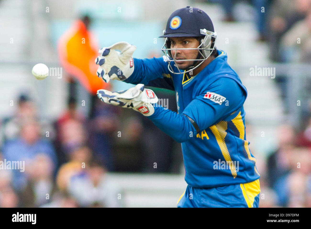 London, UK. 13. Juni 2013.  Sri Lanka Kumar Sangakkara fängt den Ball während der ICC Champions Trophy international Cricket-Match zwischen England und Sri Lanka an The Oval Cricket Ground am 13. Juni 2013 in London, England. (Foto von Mitchell Gunn/ESPA/Alamy Live-Nachrichten Stockfoto