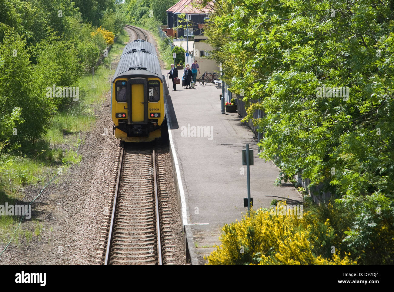Diesel-Zug auf der Bahnstrecke East Suffolk in Wickham Market Station, Campsea Ashe, Suffolk, England Stockfoto