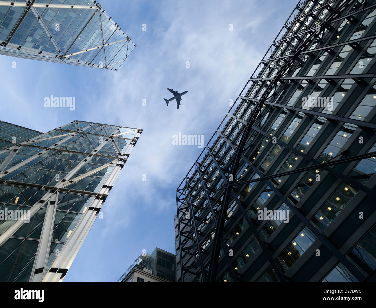 Flugzeug fliegen über der Broadgate Tower Wolkenkratzer und Bürogebäude im Financial District, Bishopsgate, London, England, UK Stockfoto