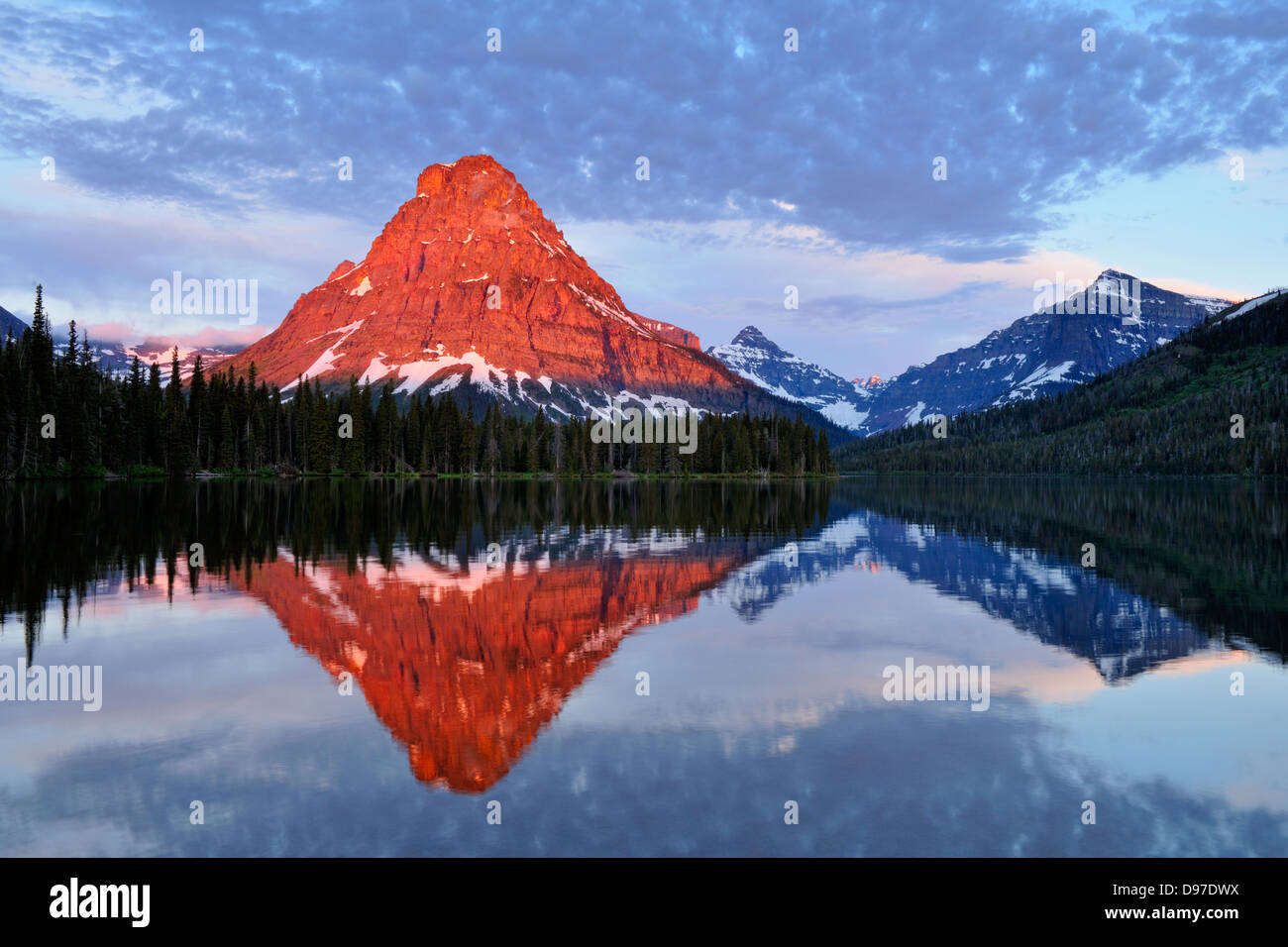 Sinapah Berg spiegelt sich in zwei Medicine Lake im Morgengrauen Glacier National Park Two Medicine Sektor Montana USA Stockfoto