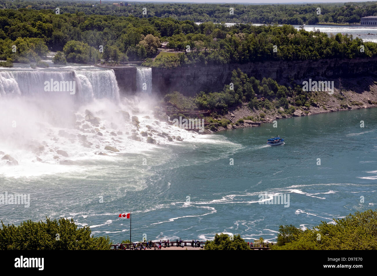 Niagara-Fälle mit den American Falls und der Brautschleier mit einem vorbeifahrenden Magd des Bootes Nebel. Stockfoto