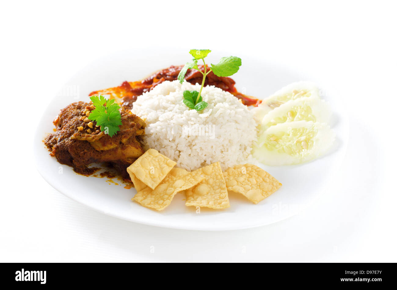 Nasi Lemak traditionelle malaysische würziges Reisgericht. Serviert mit Belacan, Ikan Bilis, Acar, Erdnüssen und Gurken. Malaysische Nahrung. Asiatische Küche. Stockfoto