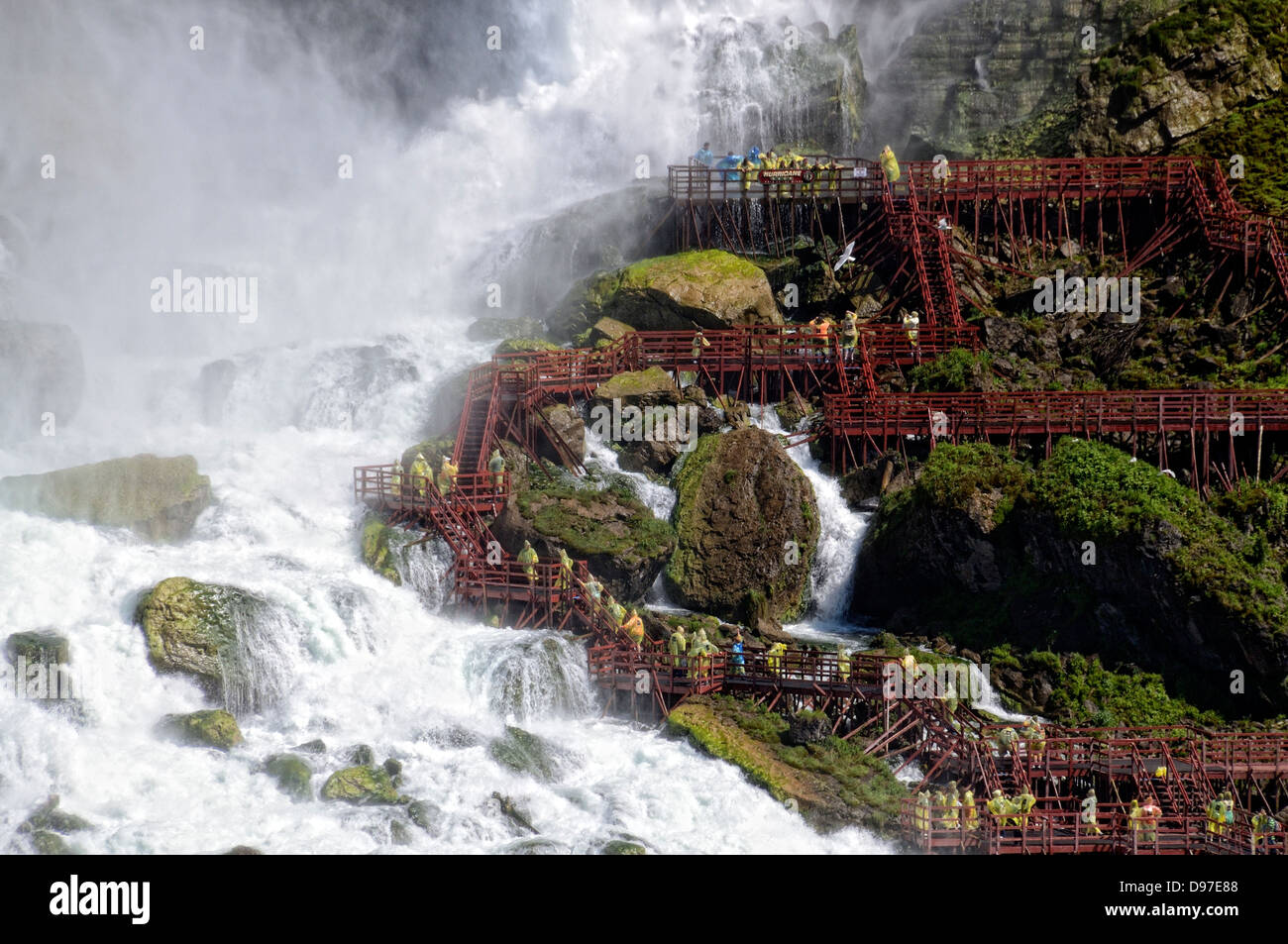 Niagara-Fälle mit den American Falls und der Brautschleier mit der Gehweg auf der Seite der Wasserfälle. Stockfoto