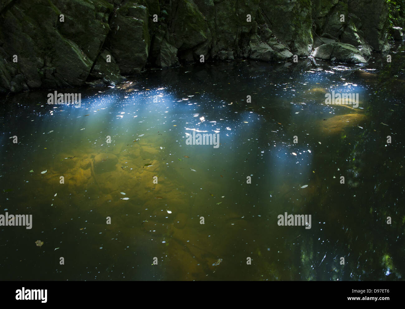 Strahlen des Lichts in einem Stream zeigt Farben Stockfoto