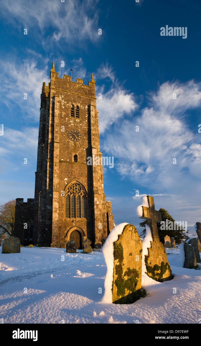 Kirche und Friedhof im Schnee, Morchard Bischof, Devon, England. Winter (Februar) 2009. Stockfoto