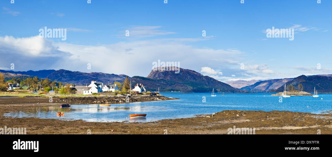 Panoramablick auf den berühmten schottischen Lochside Dorf und Hafen von Plockton Highlands Schottland Großbritannien GB EU Europa Stockfoto
