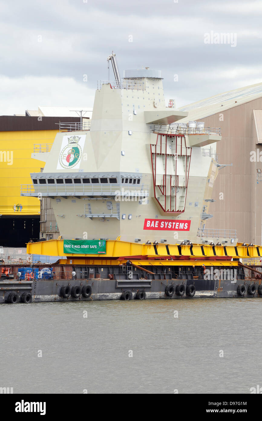 BAE Systems Shipyard, Scotstoun, Glasgow, Schottland, UK, Donnerstag, 13. Juni 2013. Die Achterinsel für den Flugzeugträger HMS Queen Elizabeth mit dem Flugsicherungszentrum, das auf einem Lastkahn auf dem Fluss Clyde gesichert wird, bevor es nach Rosyth segelt, wo das Schiff montiert wird. Stockfoto