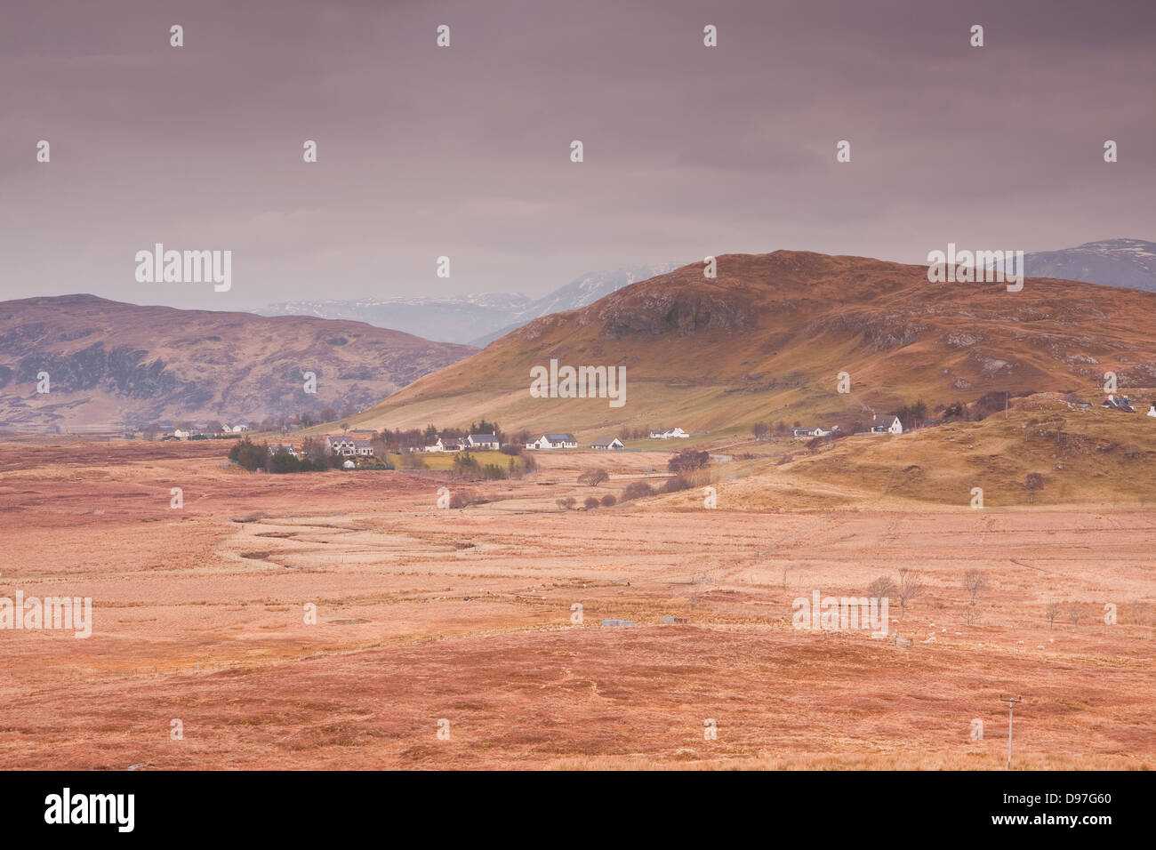 Schroffe Bergwelt über dem Dorf Elphin im Bereich Sutherland der schottischen Highlands. Stockfoto