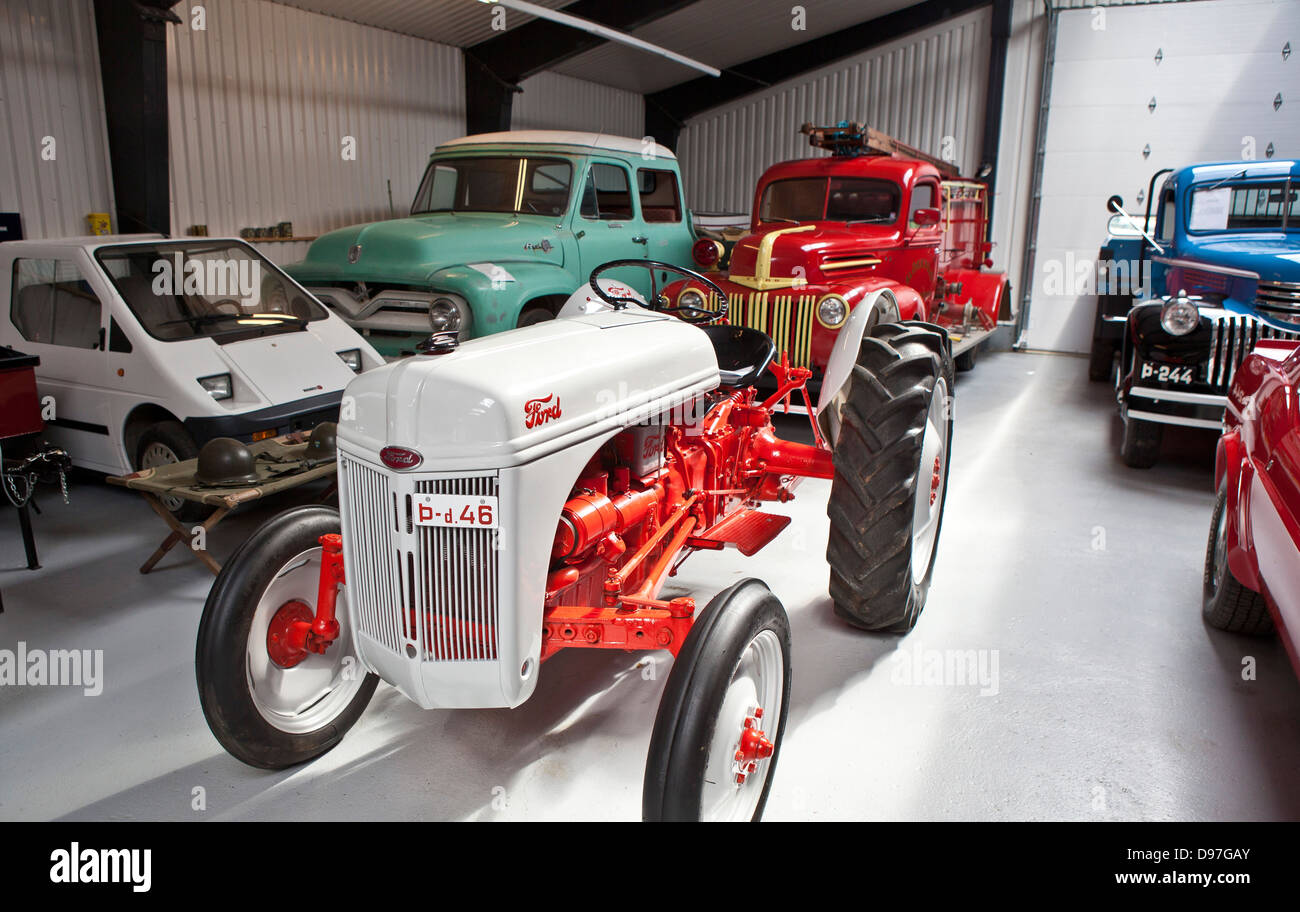 Alten Bauernhof Traktor und Autos in The Transportation Museum am Ystafell, Nordisland Stockfoto