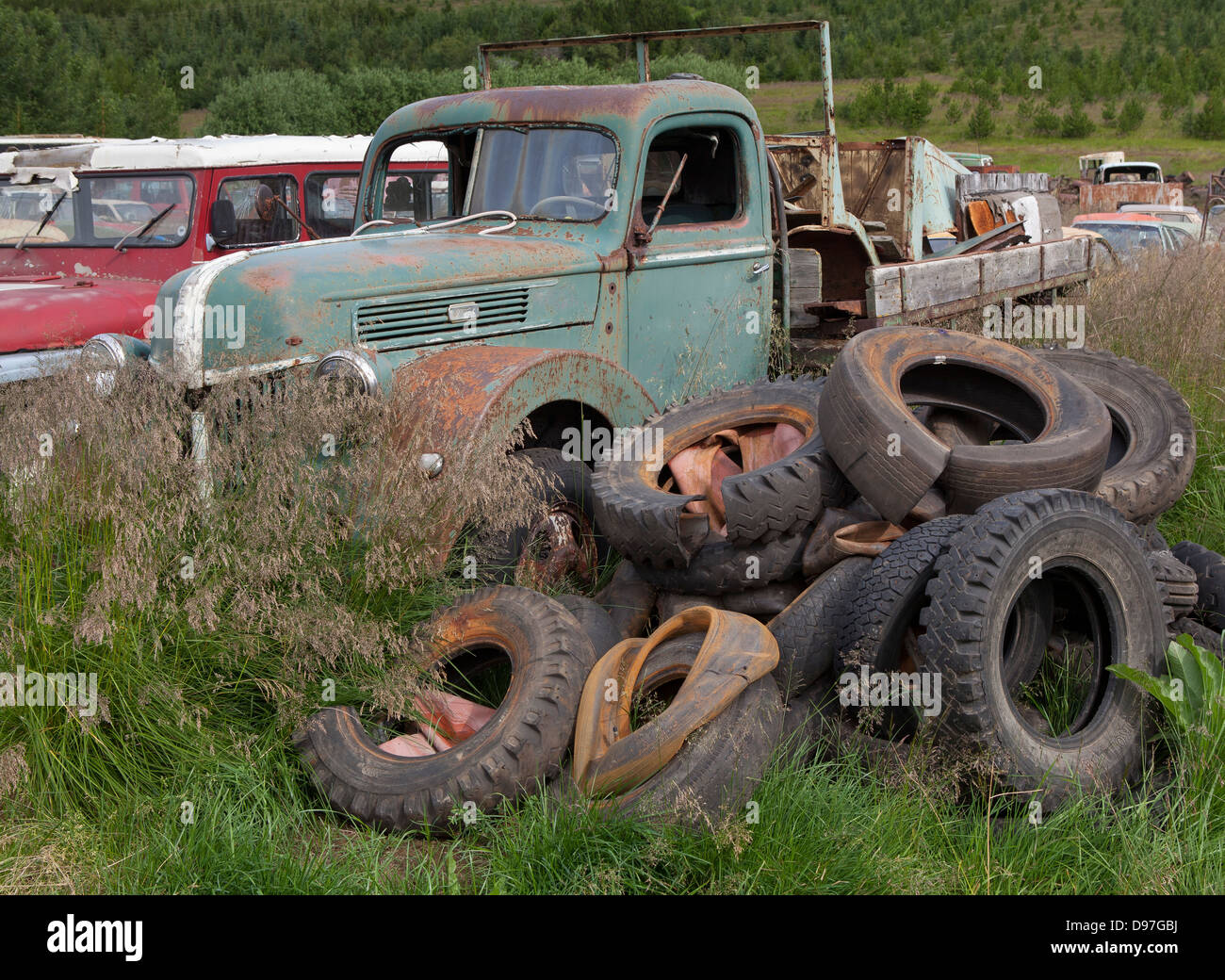 Alter Lkw und Reifen auf dem Lande, Nordisland rosten Stockfoto