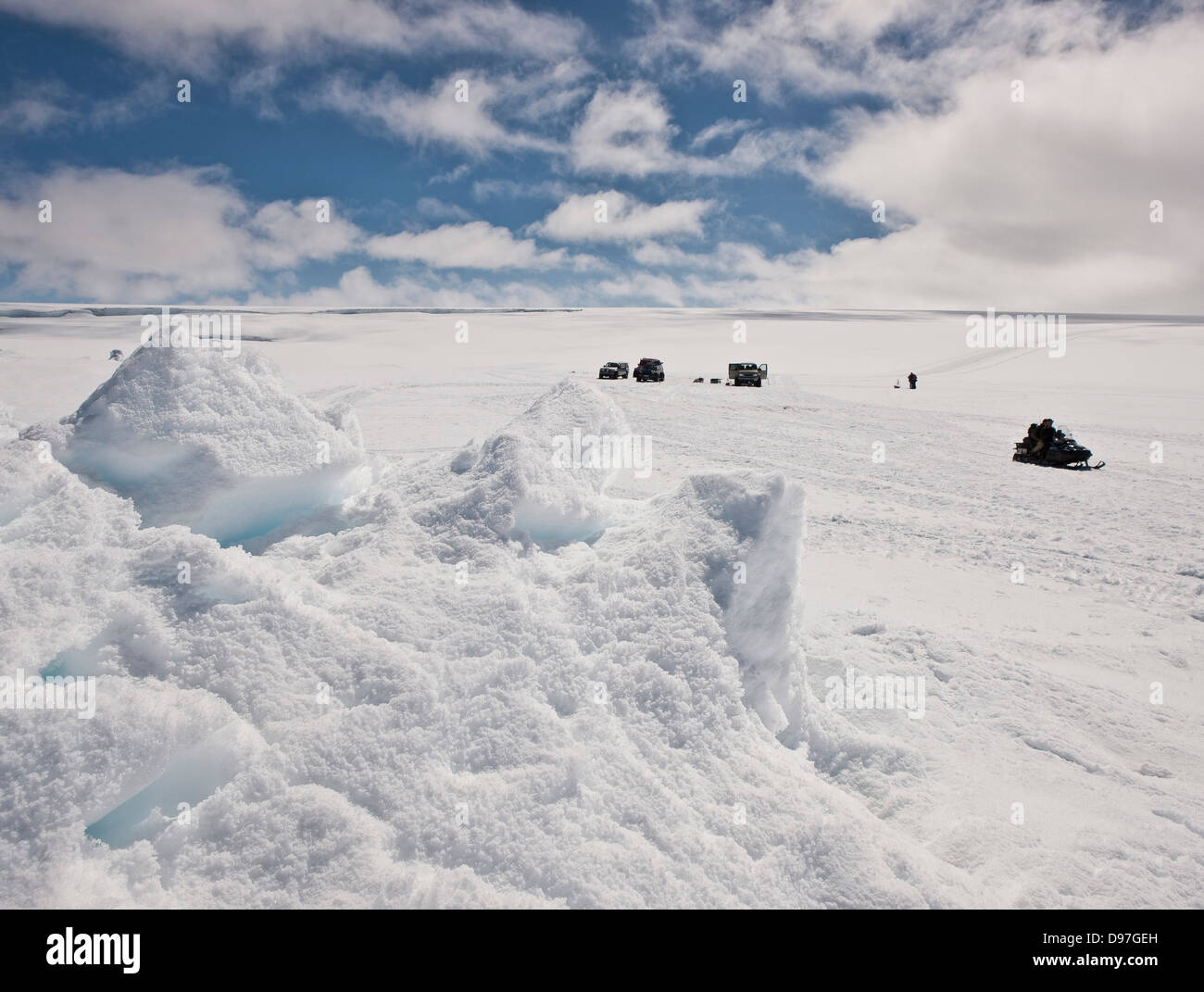 Jeeps und Motorschlitten auf Gletscher Vatnajökull, Island Stockfoto