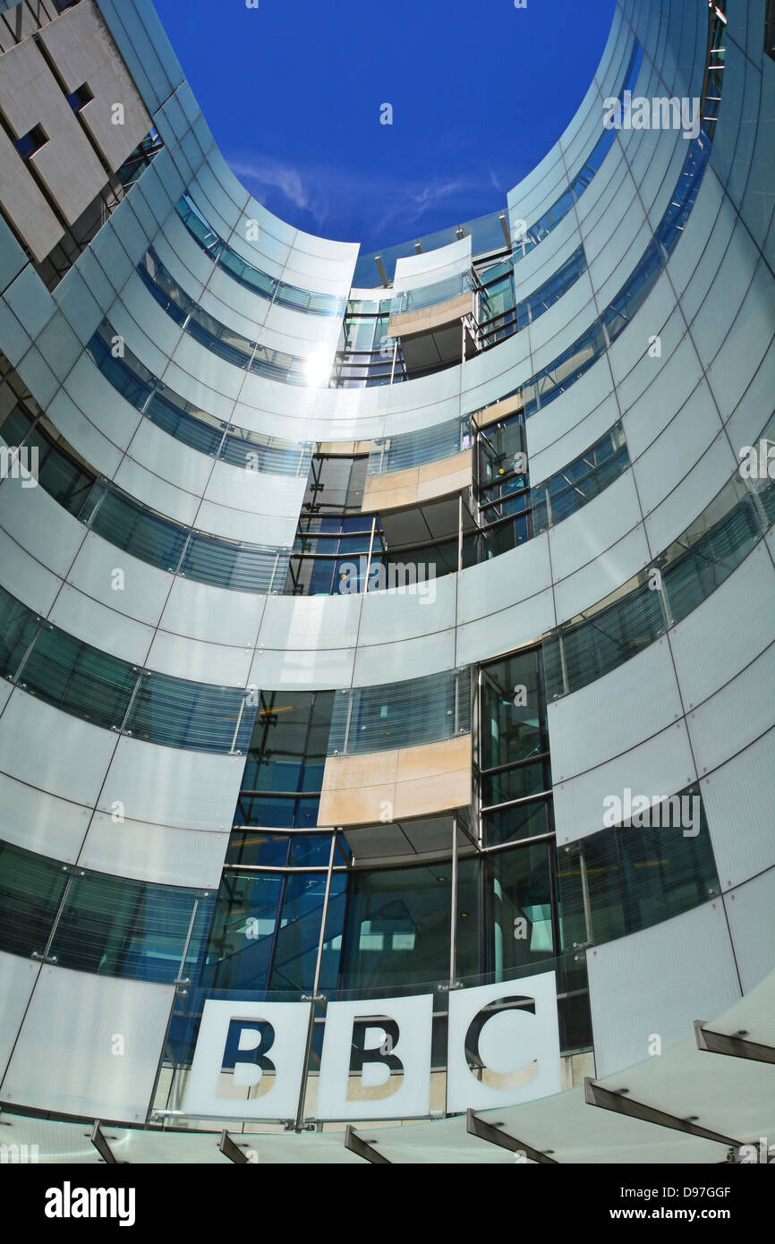 Broadcasting House an der BBC und der Hauptfassade, die neue Erweiterung Stockfoto