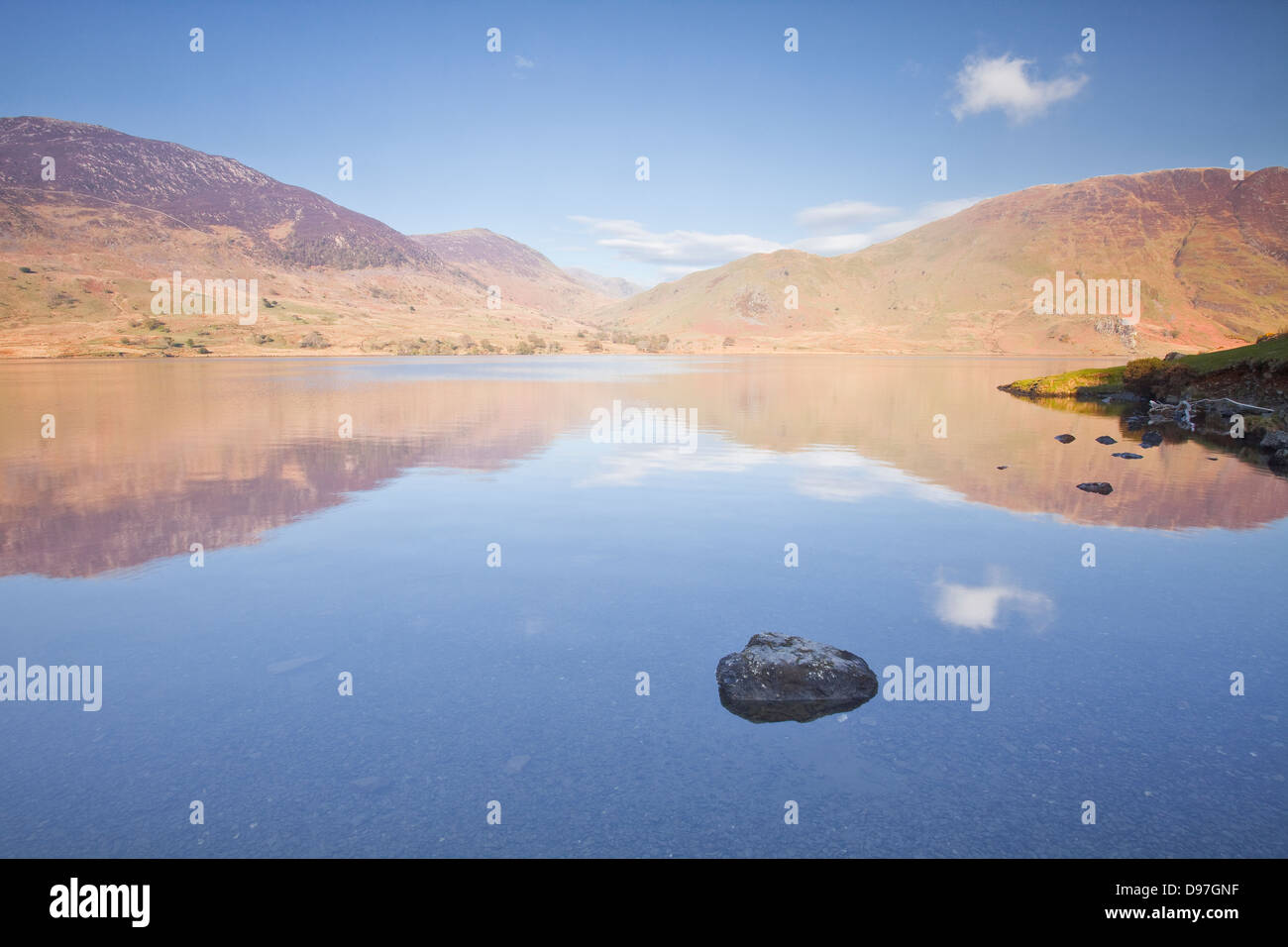 Crummock Wasser im Lake District an einem noch morgen. Stockfoto