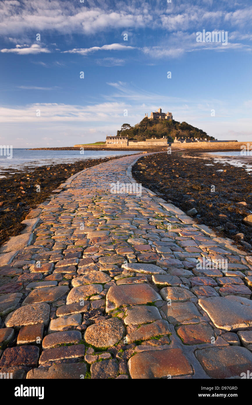 Causeway über St Michaels Mount bei Ebbe, Marazion, Cornwall, England. Frühjahr 2012 (Mai). Stockfoto