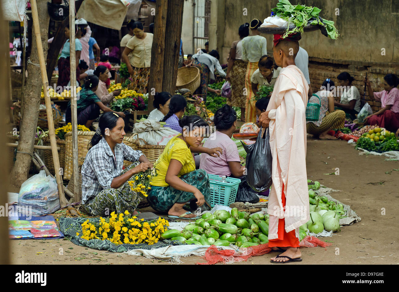 Nonne, die betteln, Nyaung-U (Bagan), Markt, Burma Stockfoto