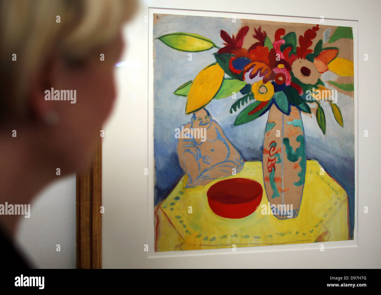 Eine Frau Betrachtet Das Gemalde Stillleben Mit Blumenstrauss Und