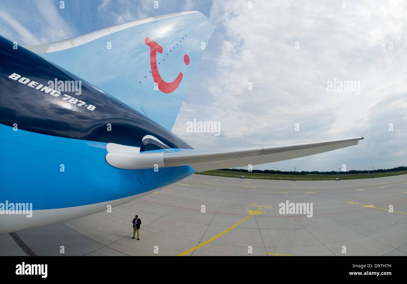 Eine Boeing 787 "Dreamliner" von Thomson Airways geparkt auf dem Vorfeld als Teil einer pilot Schulzeit am Hannover Airport in Langenhagen, Deutschland, 12. Juni 2013. Thomson Airways ist eine Tochtergesellschaft der TUI Travel PLC, Reiseunternehmen TUI AG Teil. Foto: JULIAN STRATENSCHULTE Stockfoto