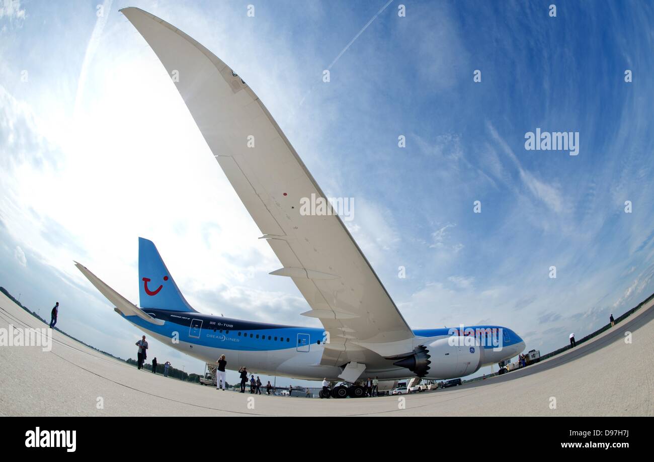 Eine Boeing 787 "Dreamliner" von Thomson Airways geparkt auf dem Vorfeld als Teil einer pilot Schulzeit am Hannover Airport in Langenhagen, Deutschland, 12. Juni 2013. Thomson Airways ist eine Tochtergesellschaft der TUI Travel PLC, Reiseunternehmen TUI AG Teil. Foto: JULIAN STRATENSCHULTE Stockfoto