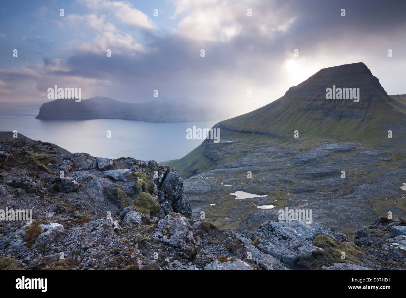 Bergwelt auf der Insel Streymoy, Färöer-Inseln. (Juni) im Sommer 2012. Stockfoto
