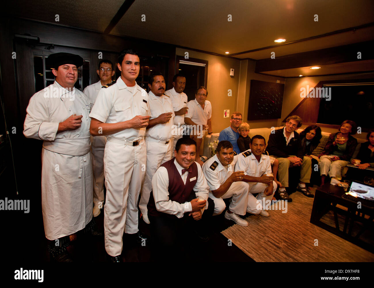 Die Crew der Grand Odyssee. Abendessen auf der Grand Odyssee, den Galapagos-Inseln. Stockfoto