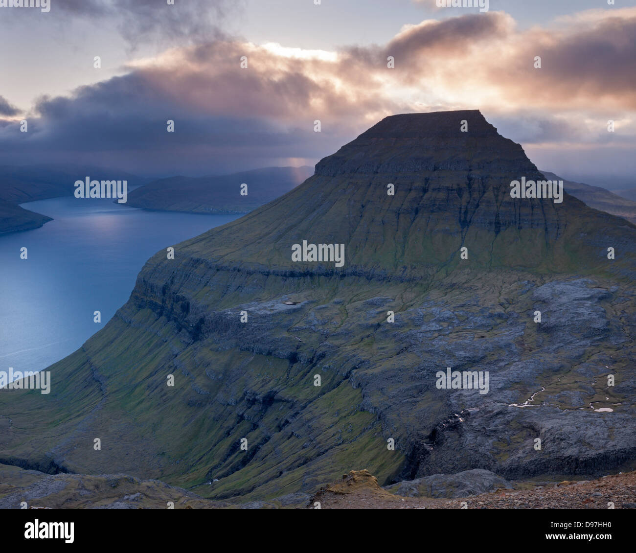 Skaelingur Berg auf der Insel Streymoy, Färöer-Inseln, Europa. (Juni) im Sommer 2012. Stockfoto